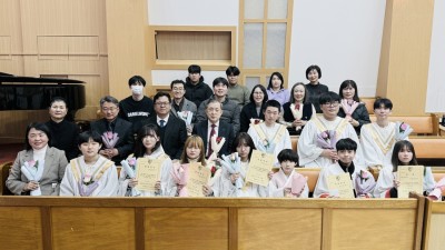 2026년 교회학교 졸업 예배 후 단체 사진